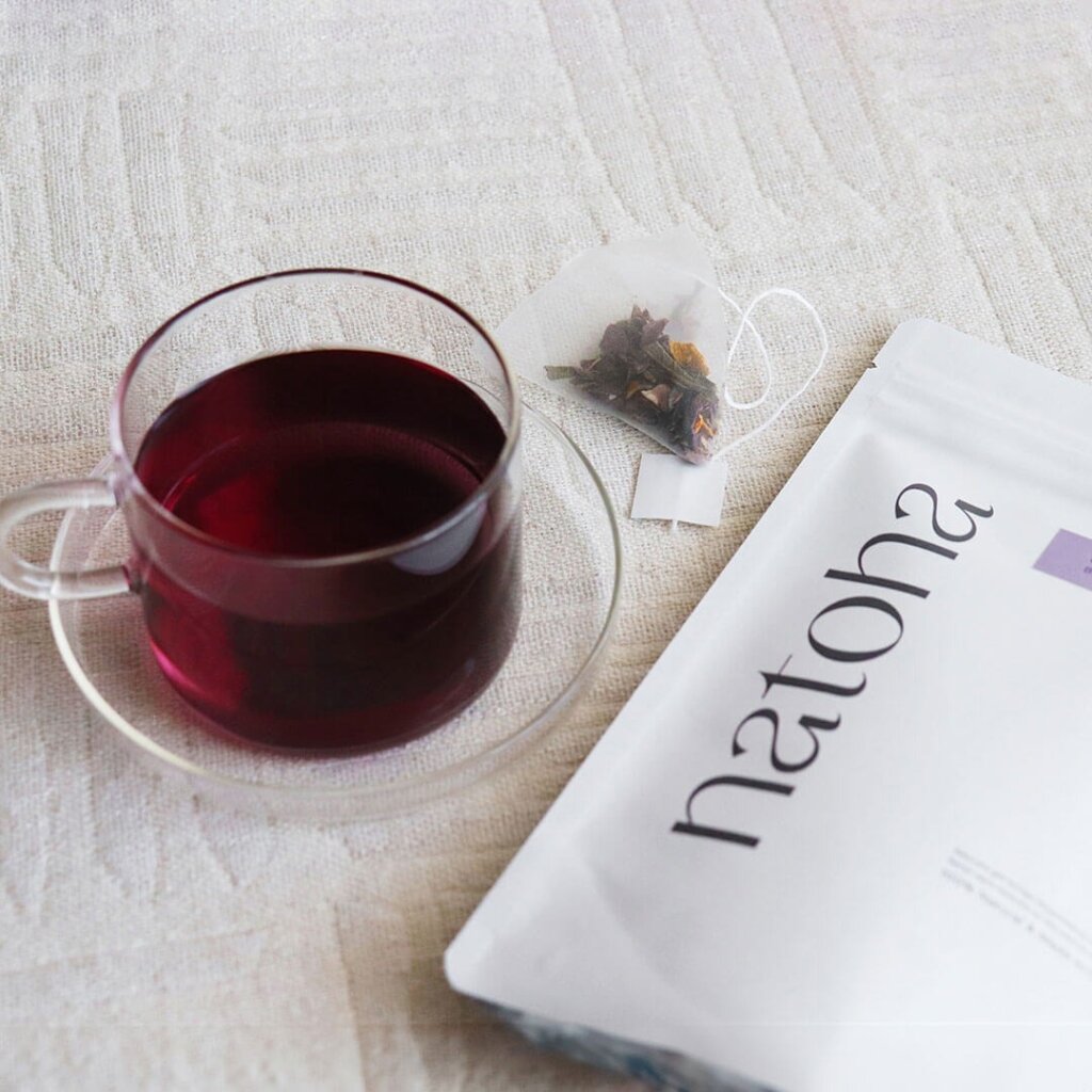 沖縄県産・農薬不使用の黒人参、ターメリック（沖縄皇金〈秋ウコンの新品種〉）と緑茶をブレンドした、黒人参茶クレンズ