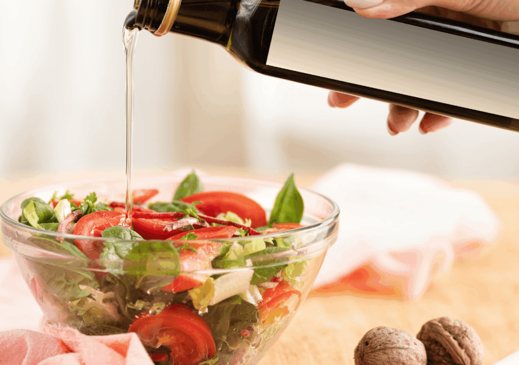 サラダにオリーブオイルをかけている様子