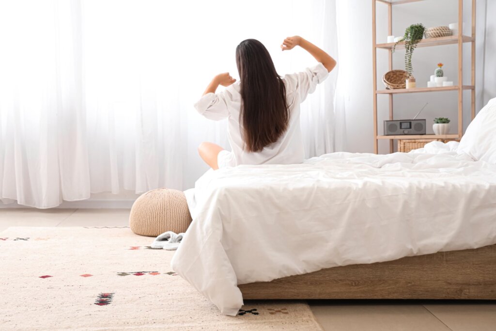 涼しい時間に目覚めた女性