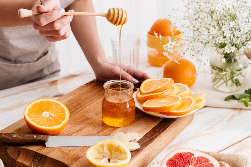 冷たい飲み物を少し丁寧に作る女性