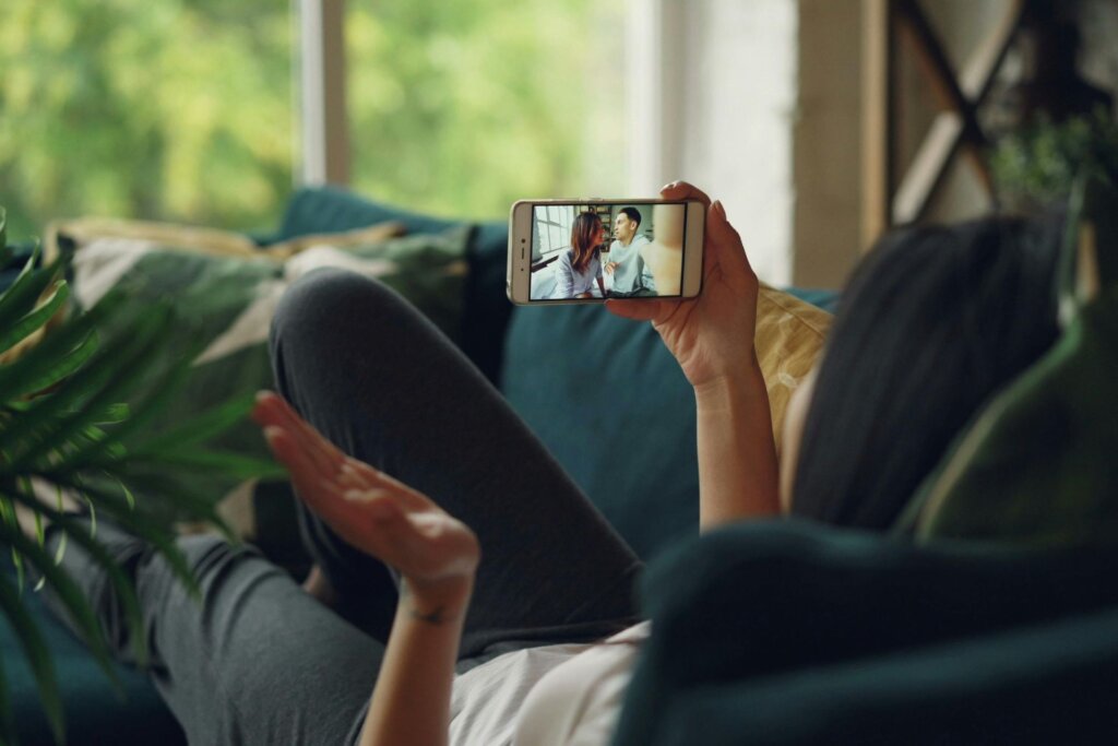 スマホで映画を楽しむ女性