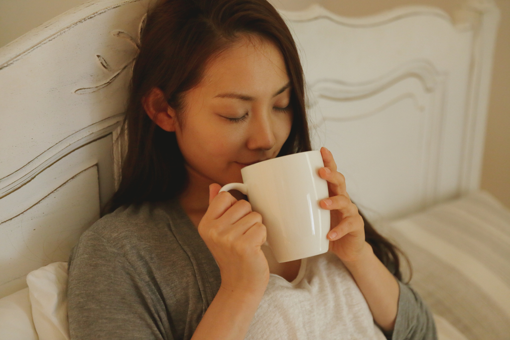 寝る前にあたたかい飲み物を飲む女性